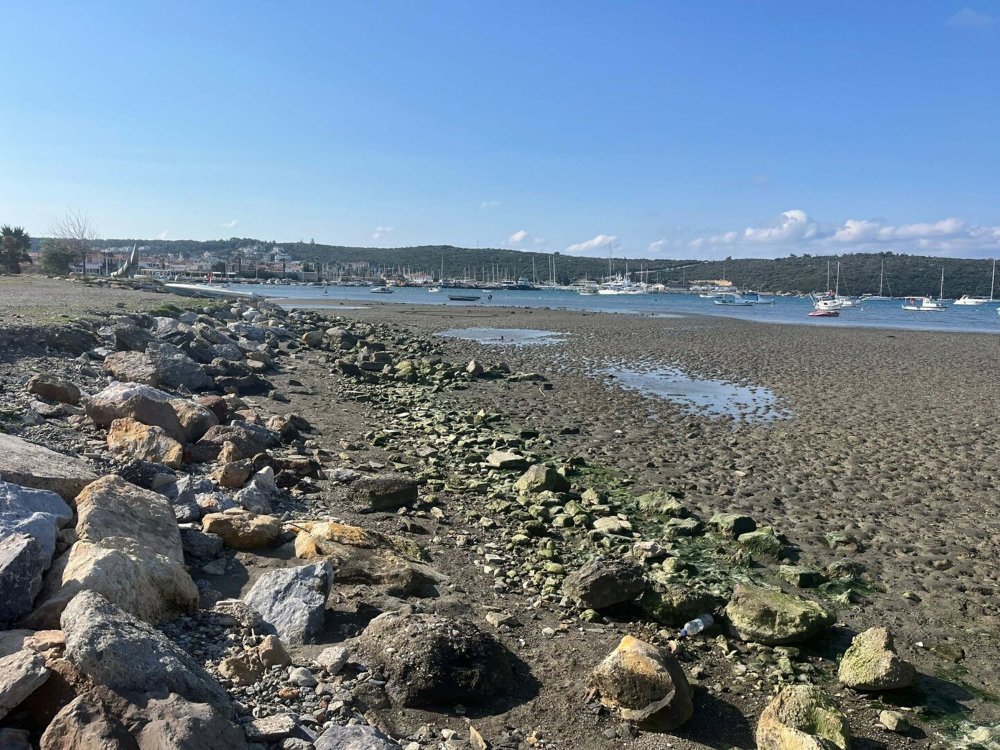İzmir'de deniz çekilmesi devam ediyor