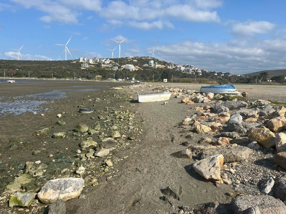 İzmir'de deniz çekilmesi devam ediyor