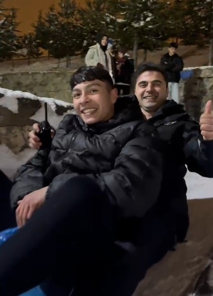 kayseride-polislerle-genclerin-kar-topu-eglencesi-yenicag-2.jpg