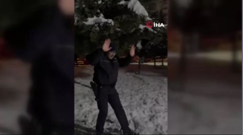 kayseride-polislerle-genclerin-kar-topu-eglencesi-yenicag-3.jpg