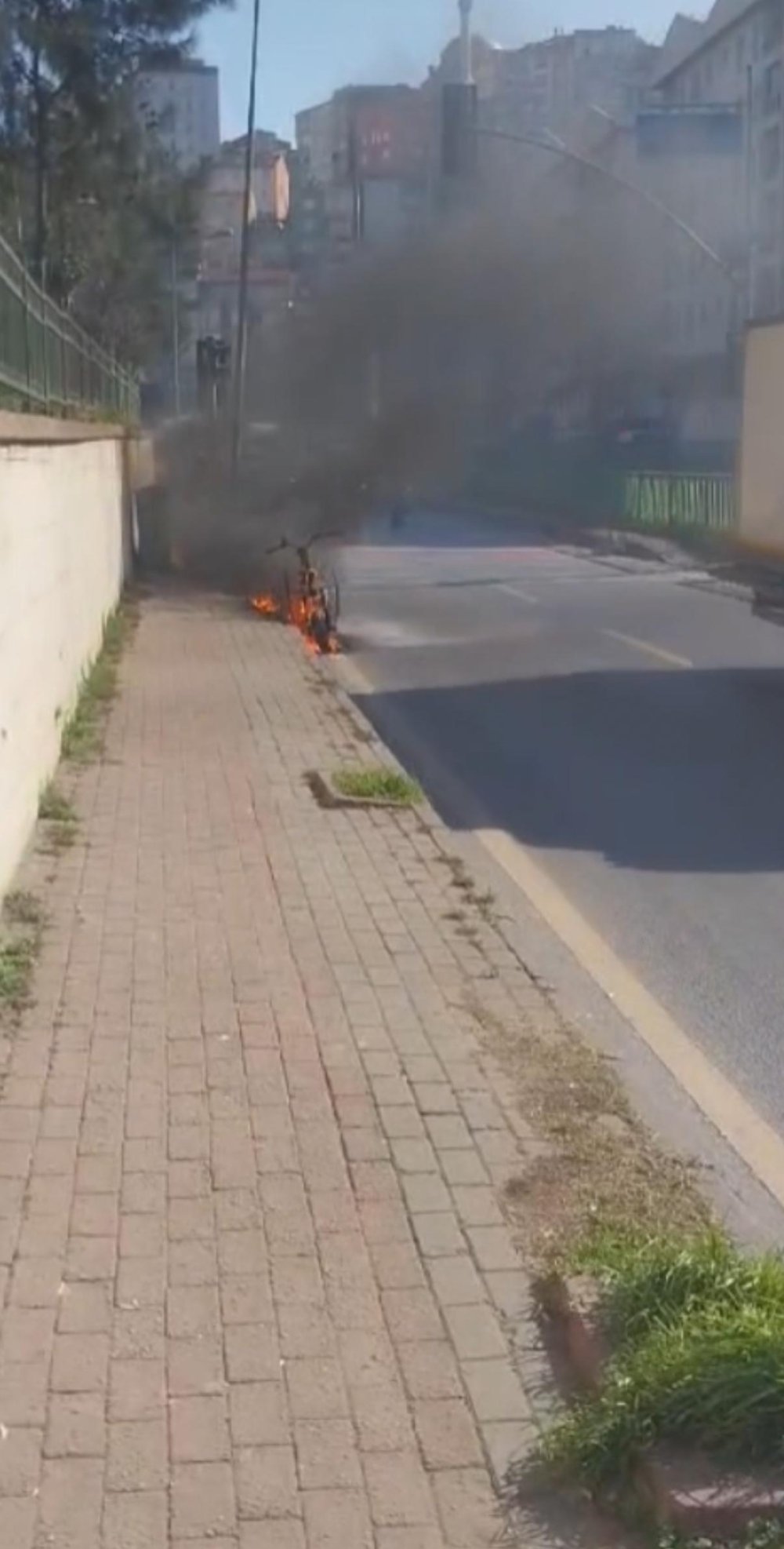 Motosiklet alev topuna döndü