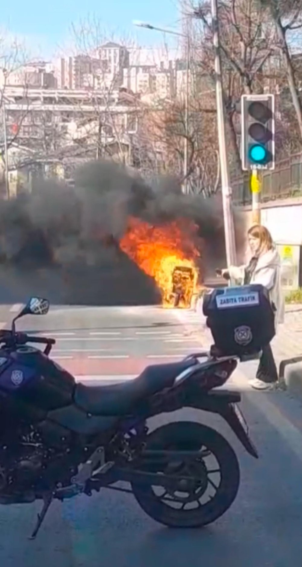 Motosiklet alev topuna döndü