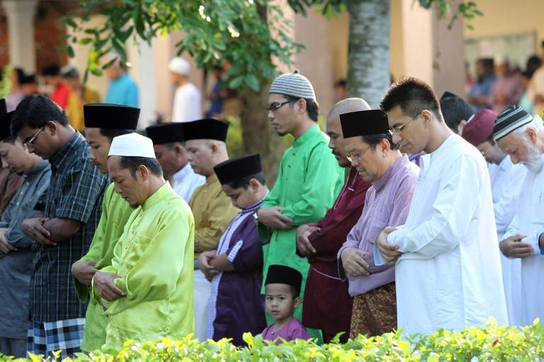 muslims-malaysia-060713.jpg