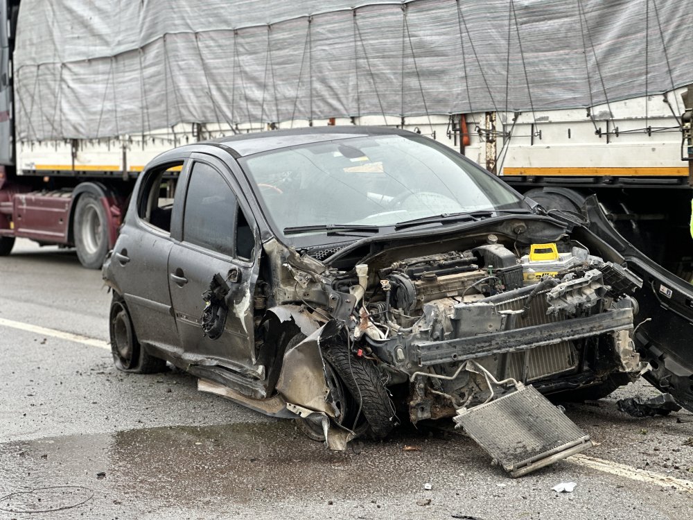 Su kanalına çarpan otomobilin sürücüsü yaralandı