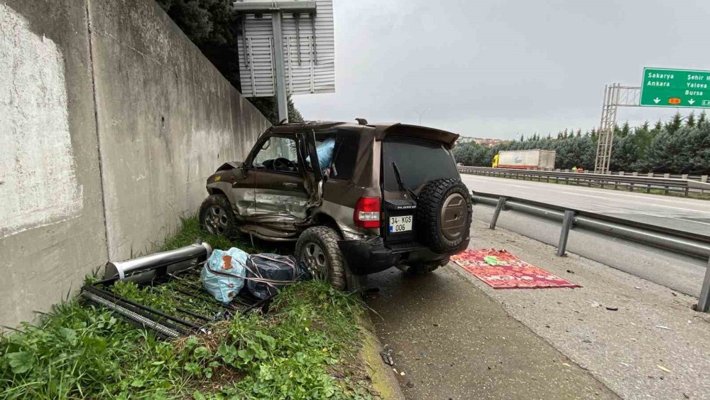 Cip bariyere çarparak duvara tosladı: 2 yaralı