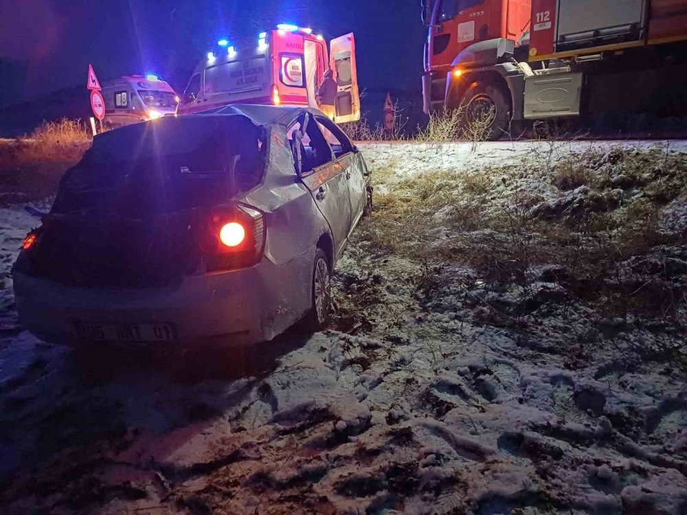Çorum’da kaygan yolda otomobil takla attı: 3 yaralı