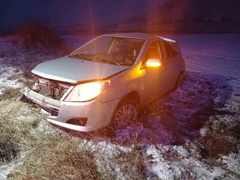 Çorum’da kaygan yolda otomobil takla attı: 3 yaralı
