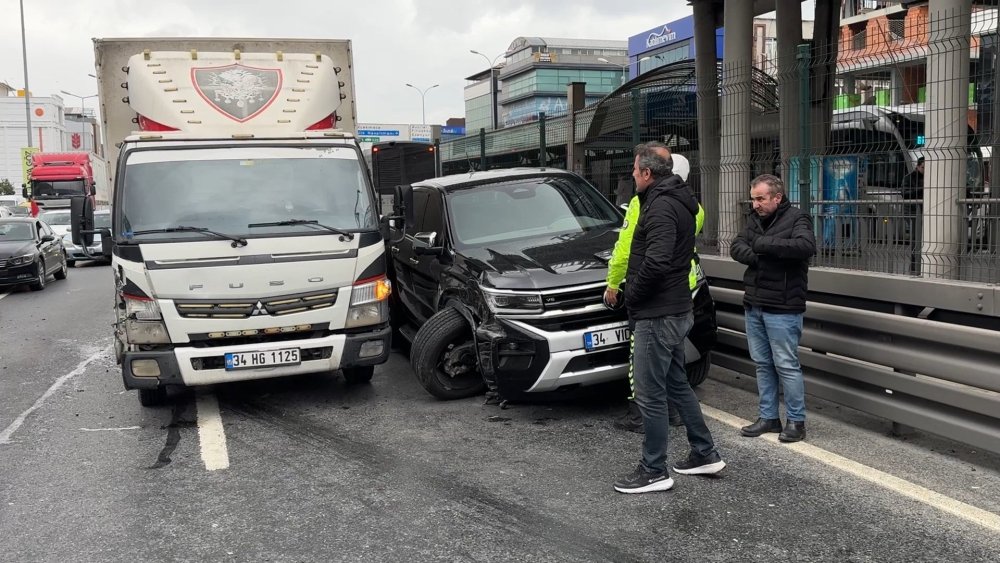 İstanbul Avcılar D-100’de zincirleme kaza: 2 yaralı