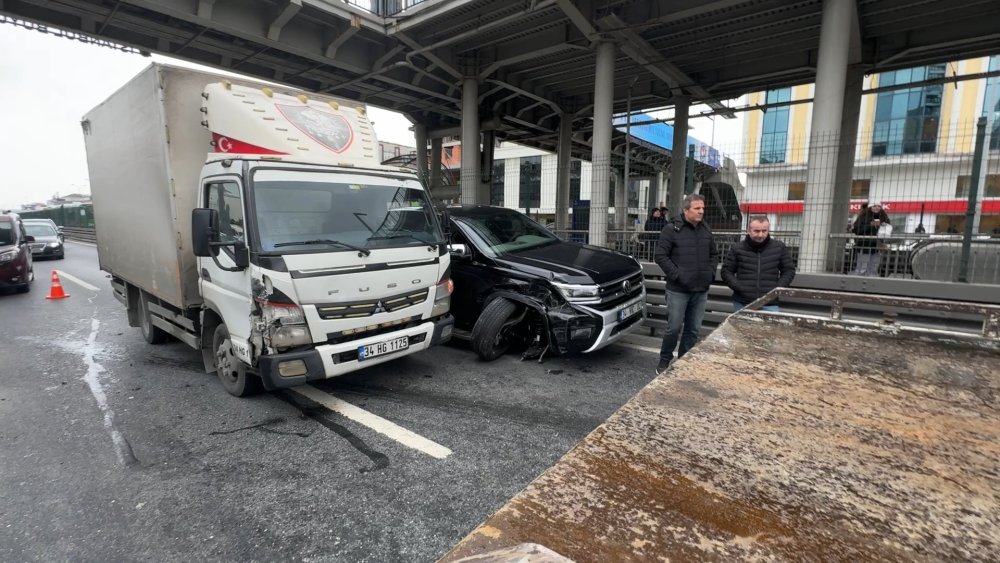 İstanbul Avcılar D-100’de zincirleme kaza: 2 yaralı