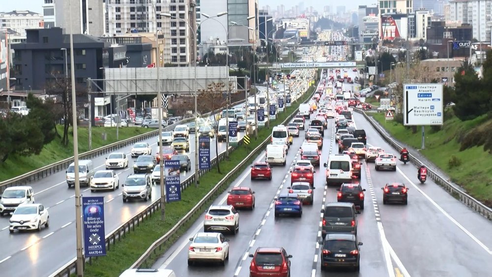 İstanbul'da haftanın ilk iş gününde trafik felç oldu