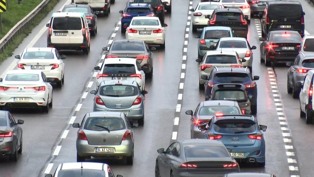 İstanbul'da haftanın ilk iş gününde trafik felç oldu