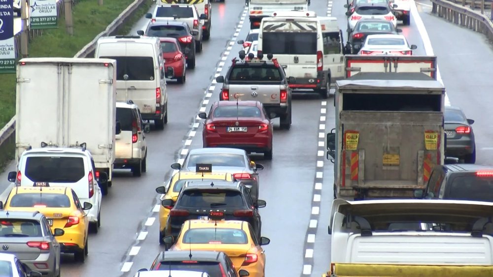 İstanbul'da haftanın ilk iş gününde trafik felç oldu