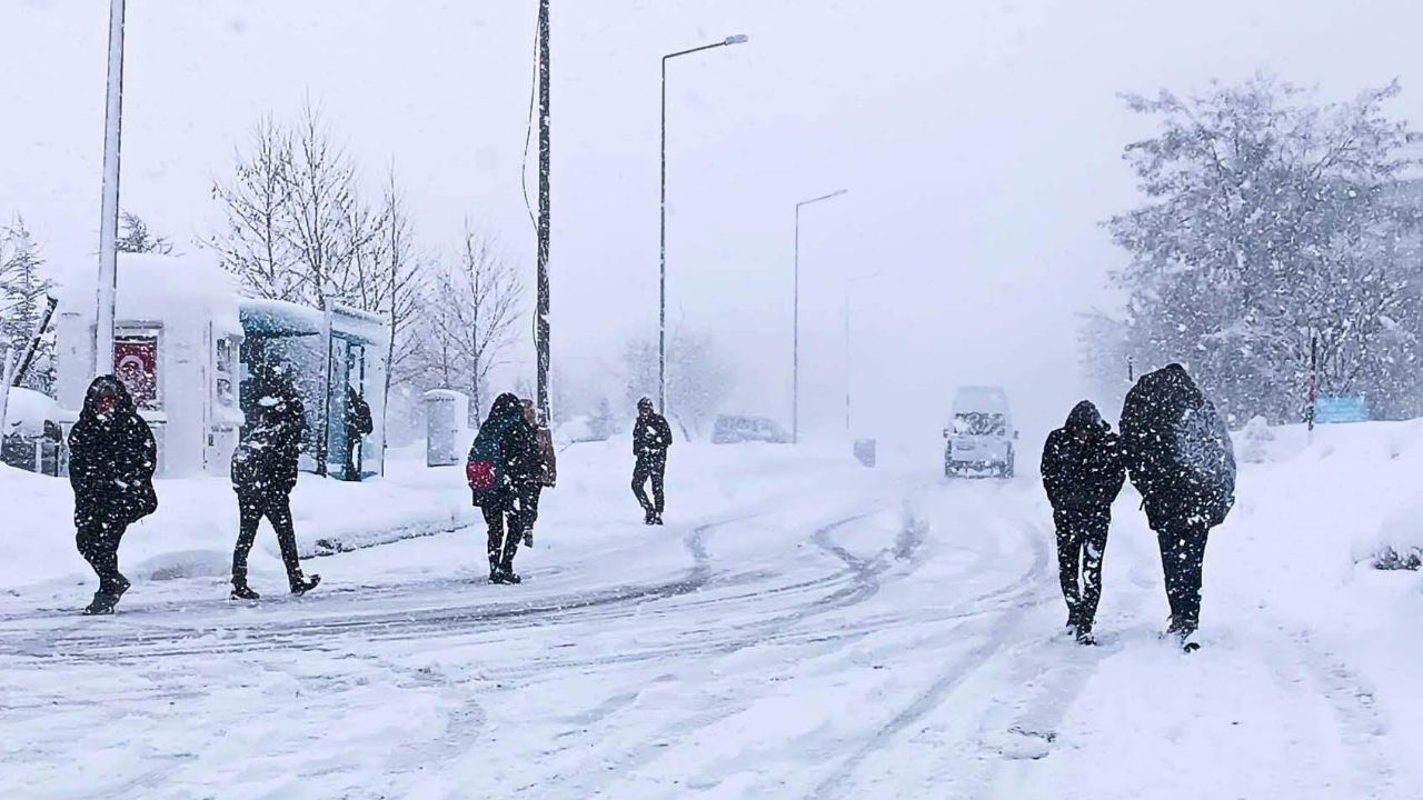 istanbulda-yarin-okullar-tatil-mi-istanbulda-kar-yagisi-basladi-17391241339075.jpg