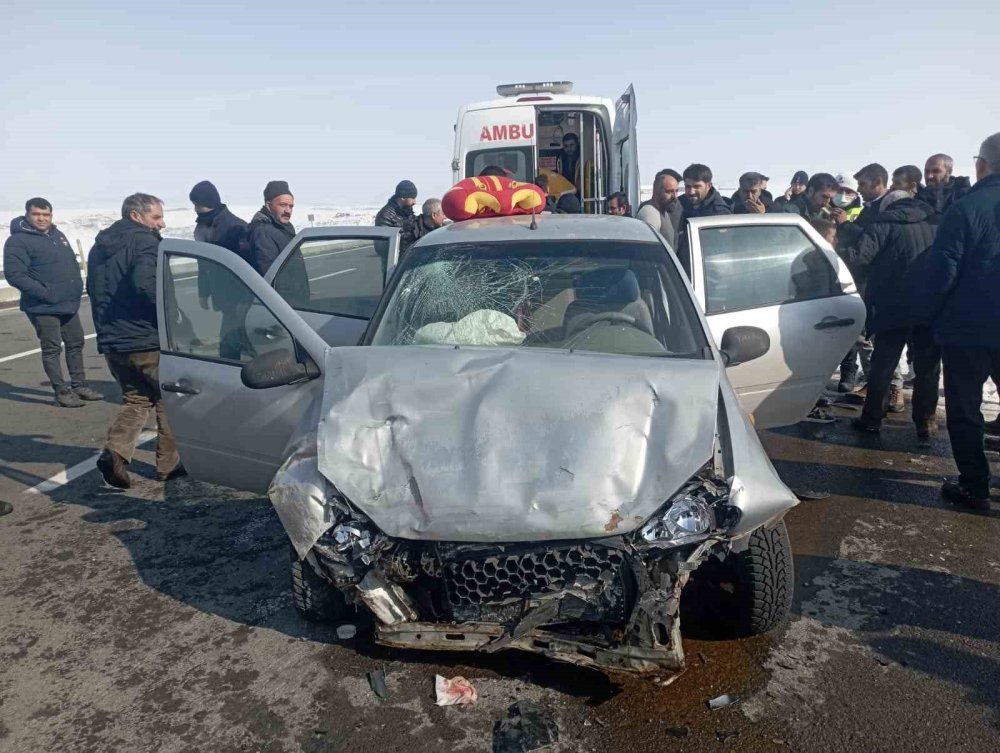 Kars’ta otomobil ile ticari araç çarpıştı: Çok sayıda yaralı var