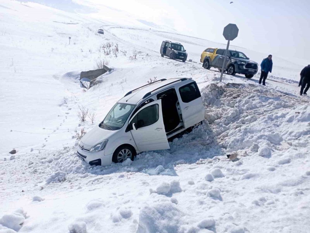 Kars’ta otomobil ile ticari araç çarpıştı: Çok sayıda yaralı var