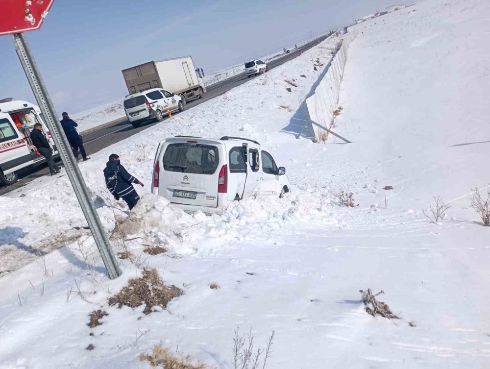 Kars’ta otomobil ile ticari araç çarpıştı: Çok sayıda yaralı var