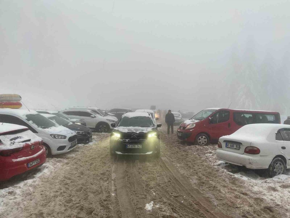 Kartepe Kayak Merkezi’nde hafta sonu yoğunluğu! Araçlar yolda mahsur kaldı