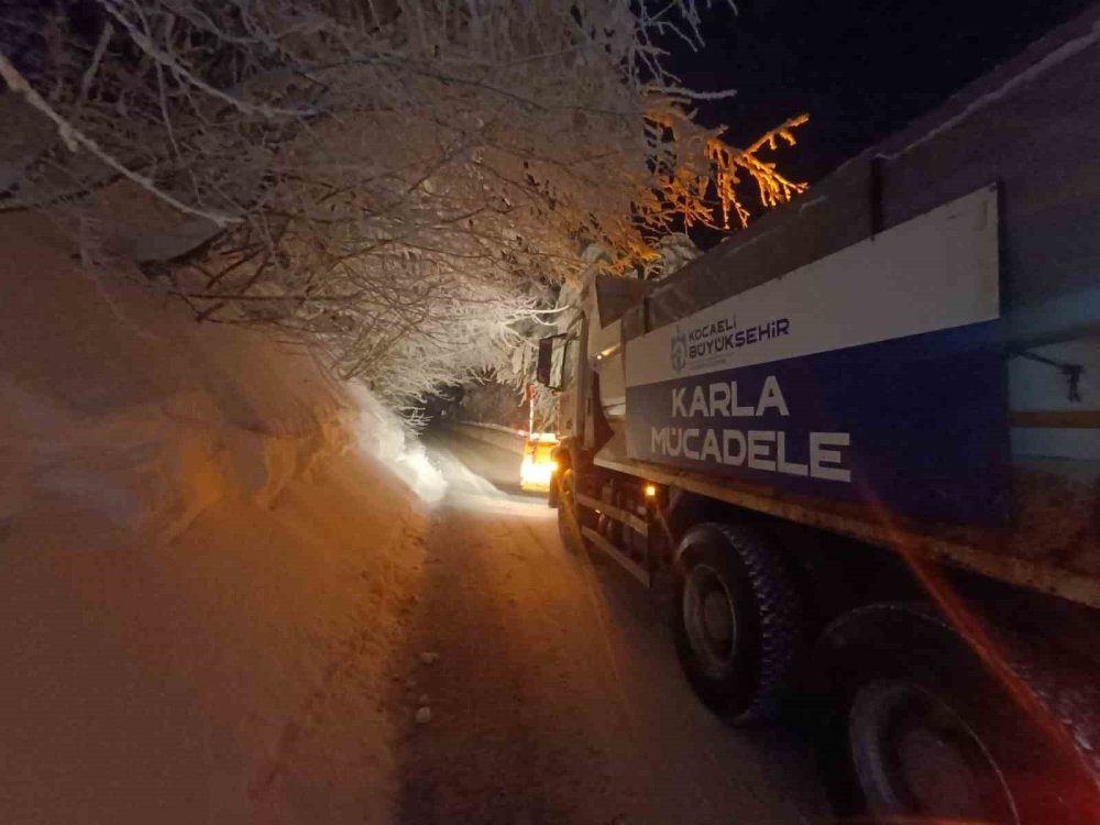 Kartepe Kayak Merkezi’nde hafta sonu yoğunluğu! Araçlar yolda mahsur kaldı