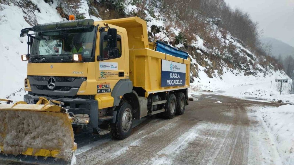Kartepe Kayak Merkezi’nde hafta sonu yoğunluğu! Araçlar yolda mahsur kaldı