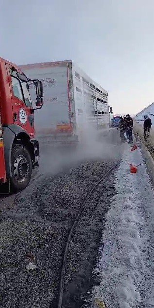 Lastiği patlayan TIR mucize eseri kurtuldu