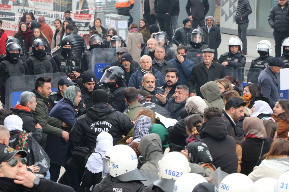 Polis izinsiz yürüyüşe müdahale etti: Çok sayıda gözaltı var