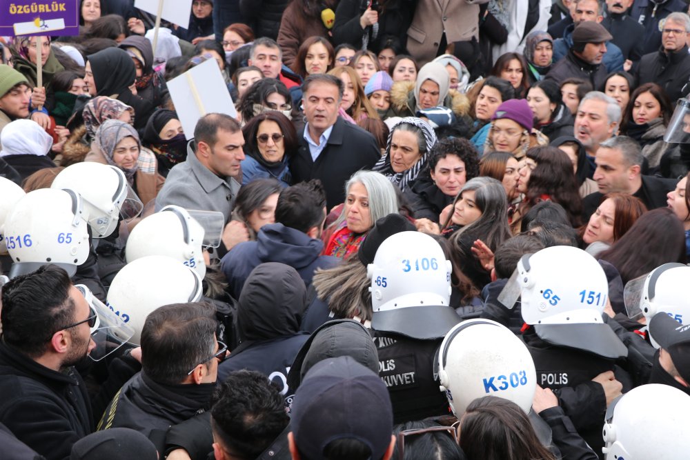 Polis izinsiz yürüyüşe müdahale etti: Çok sayıda gözaltı var