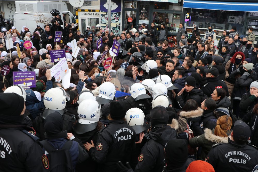 Polis izinsiz yürüyüşe müdahale etti: Çok sayıda gözaltı var
