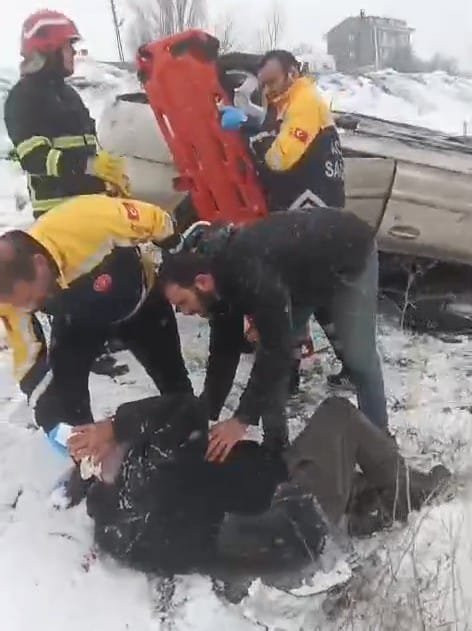 Amasya'da feci kaza! Otomobil şarampole devrildi 3 kişi yaralandı