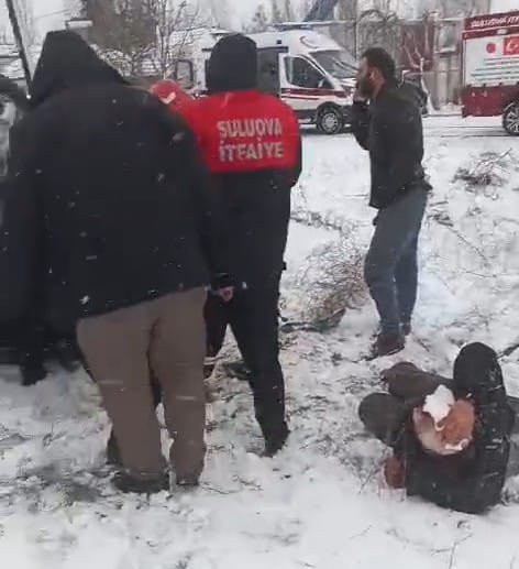 Amasya'da feci kaza! Otomobil şarampole devrildi 3 kişi yaralandı