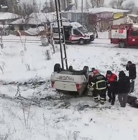 Amasya'da feci kaza! Otomobil şarampole devrildi 3 kişi yaralandı