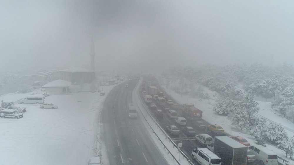 Arnavutköy'de araçlar ilerlemekte zorlandı