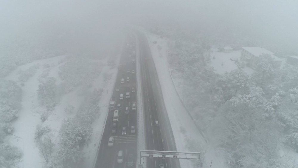 Arnavutköy'de araçlar ilerlemekte zorlandı