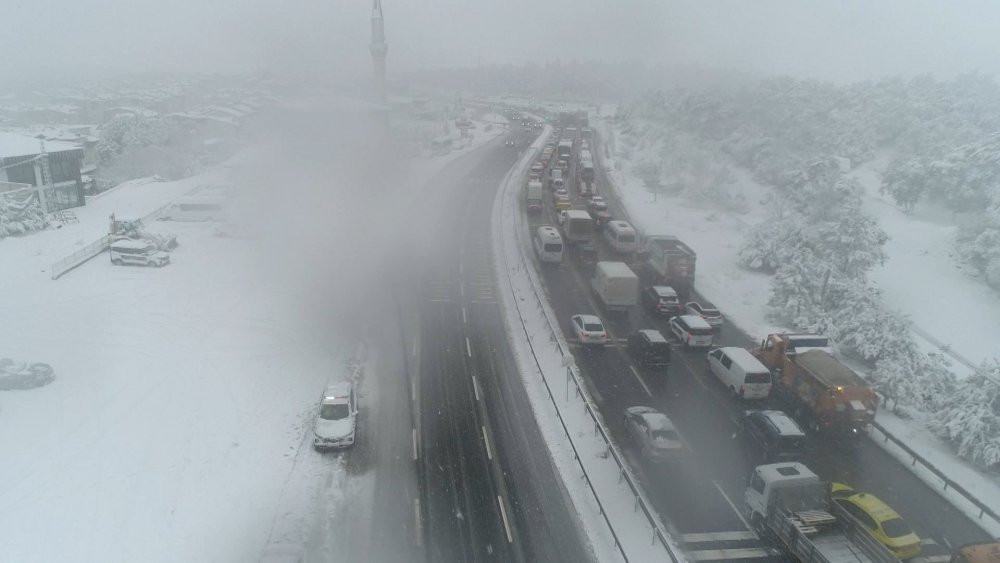 Arnavutköy'de araçlar ilerlemekte zorlandı