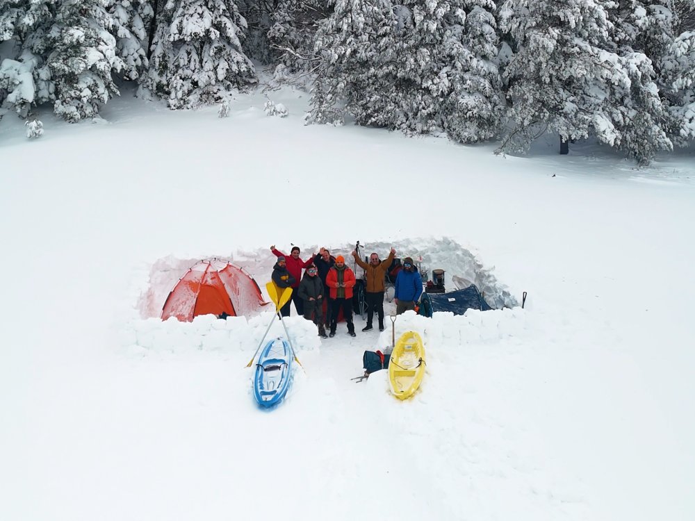 Eksi 5 derecede kamp kurdular! Kar üstünde kanoya binip kürek çektiler