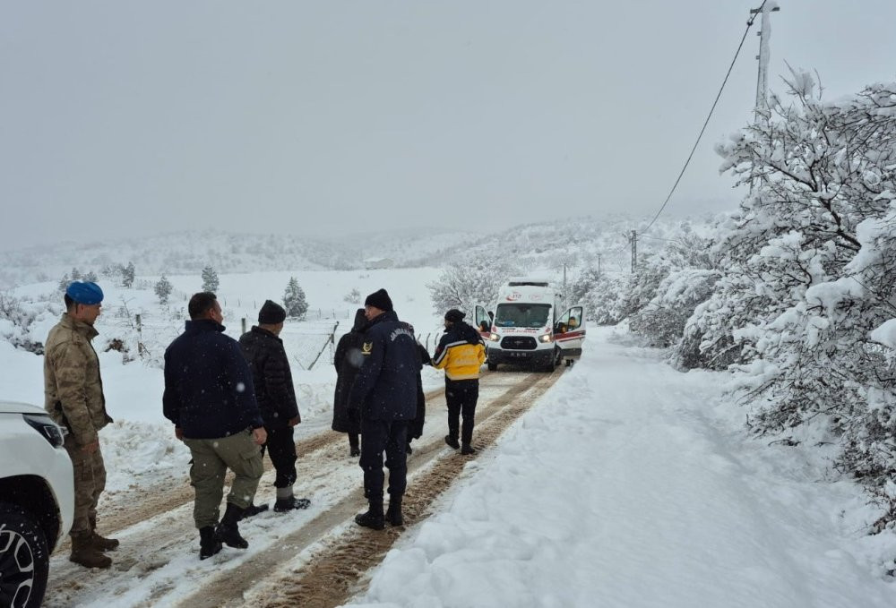Hamile kadın için karlı yollar aşıldı