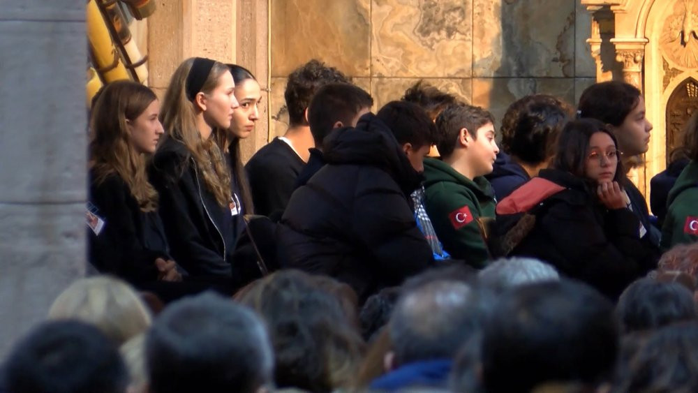 İtalyan şefinin oğlu bıçaklı saldırıda hayatını kaybetmişti! Törende aileye teselli duaları