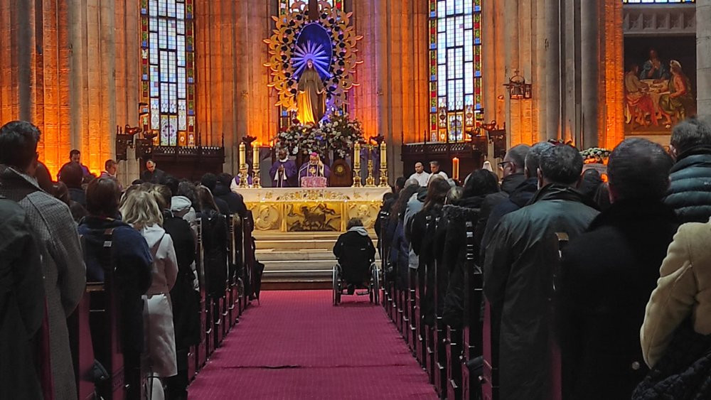 İtalyan şefinin oğlu bıçaklı saldırıda hayatını kaybetmişti! Törende aileye teselli duaları