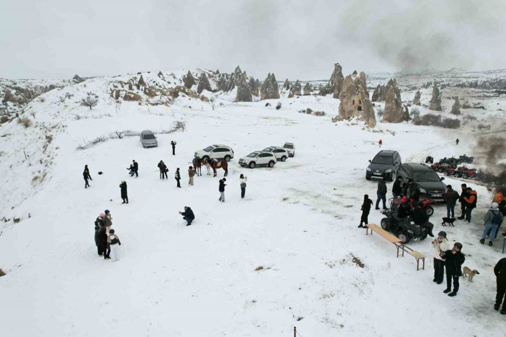 Kapadokya'da deve ve at safarisi
