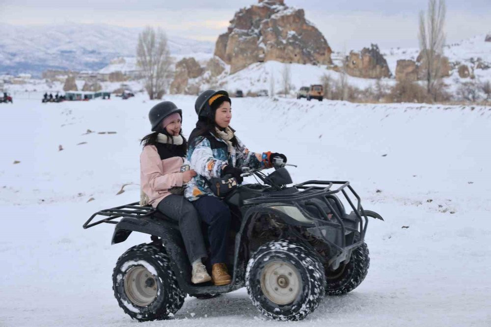 Kapadokya'da deve ve at safarisi