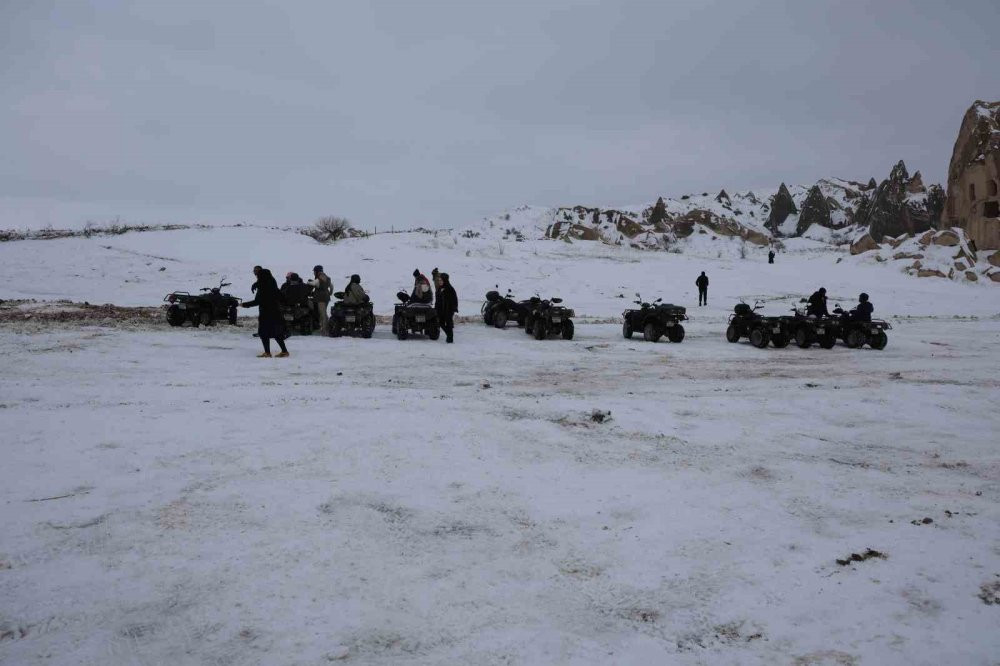 Kapadokya'da deve ve at safarisi