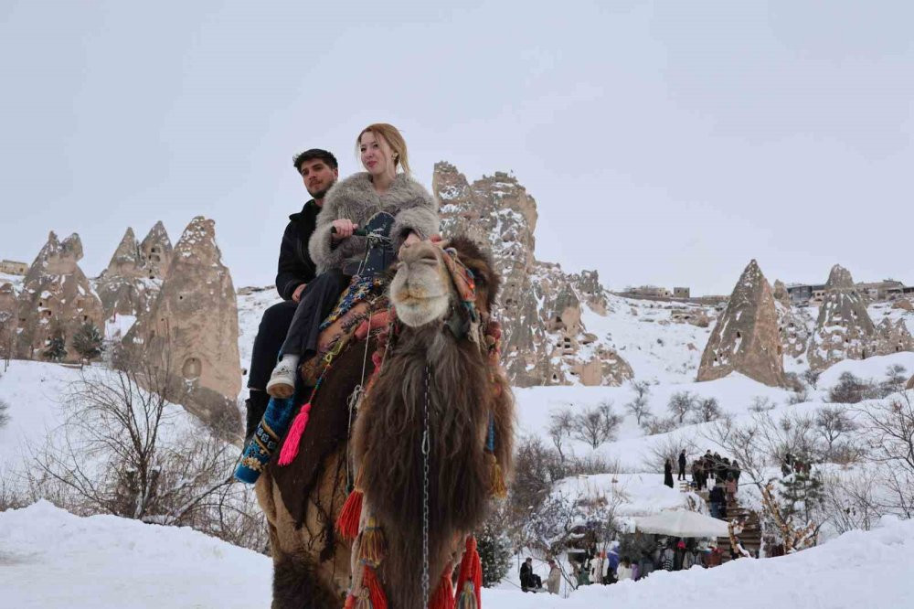 Kapadokya'da deve ve at safarisi