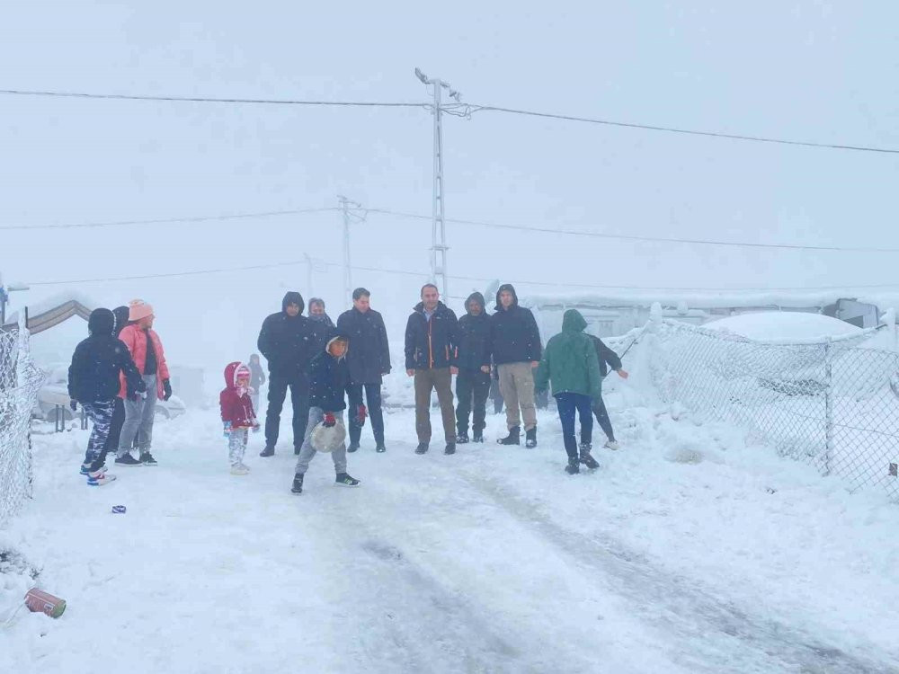 Kaymakam çocukların kar sevincine ortak oldu
