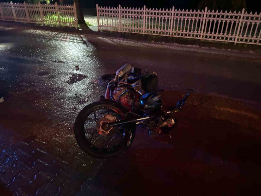 Motosiklet yayaya çarptı! Sürücü bir tarafa yaya bir tarafa savruldu