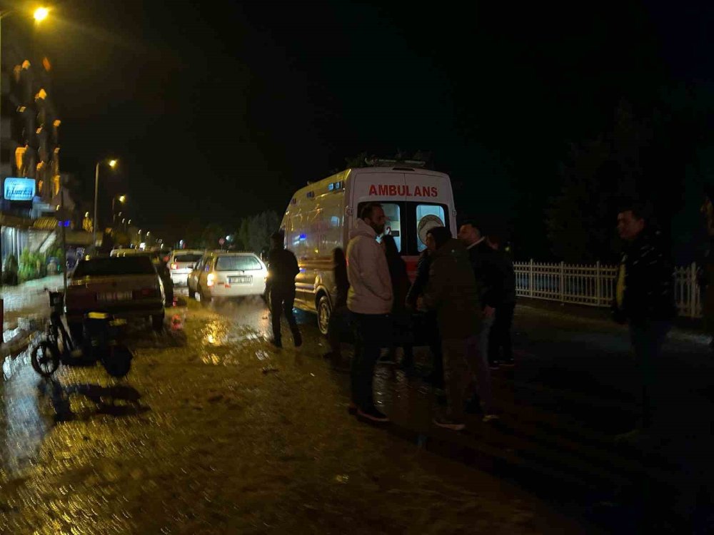 Motosiklet yayaya çarptı! Sürücü bir tarafa yaya bir tarafa savruldu