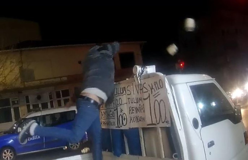 Tekirdağ'da zabıta kavgası! Peynirleri kamyonetten attılar
