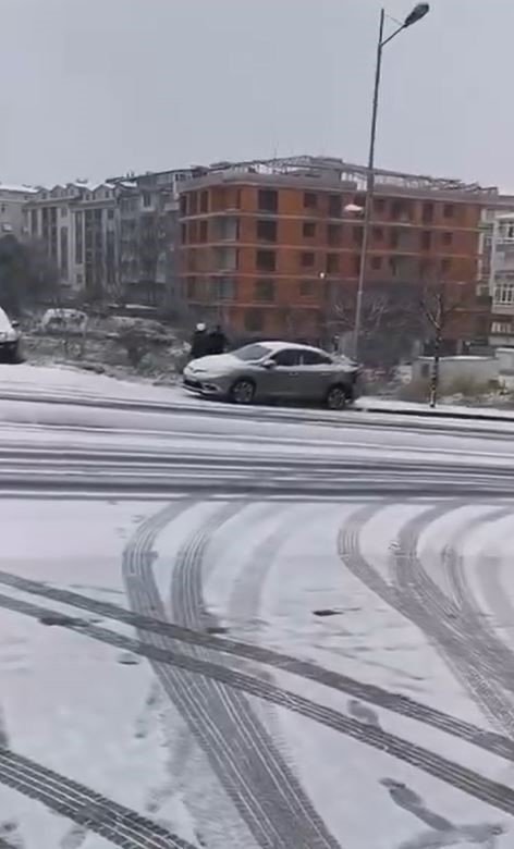 Yokuş aşağı giden arabasını tutmaya çalıştı