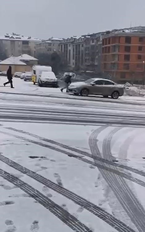 Yokuş aşağı giden arabasını tutmaya çalıştı