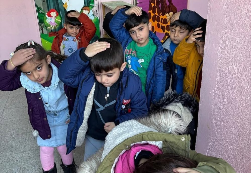 Ağrı’da deprem tatbikatı! Minik öğrencilere deprem bilinci aşılandı