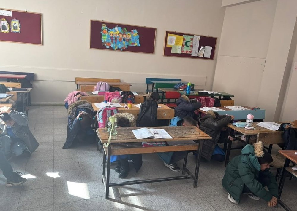 Ağrı’da deprem tatbikatı! Minik öğrencilere deprem bilinci aşılandı