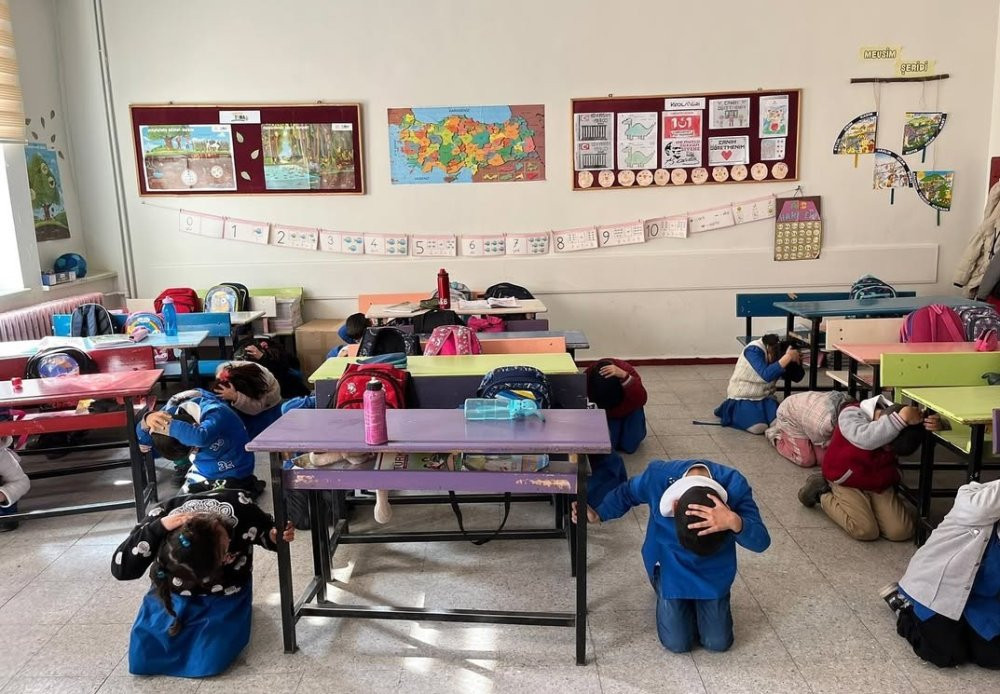 Ağrı’da deprem tatbikatı! Minik öğrencilere deprem bilinci aşılandı